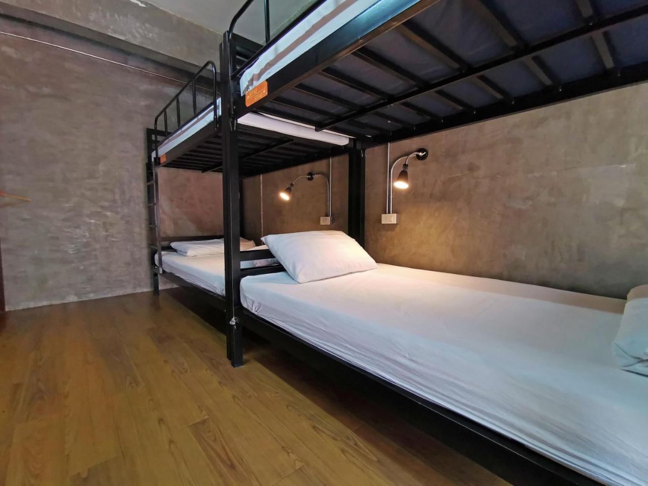 Urbanite Hostel バンコク都 エクステリア 写真