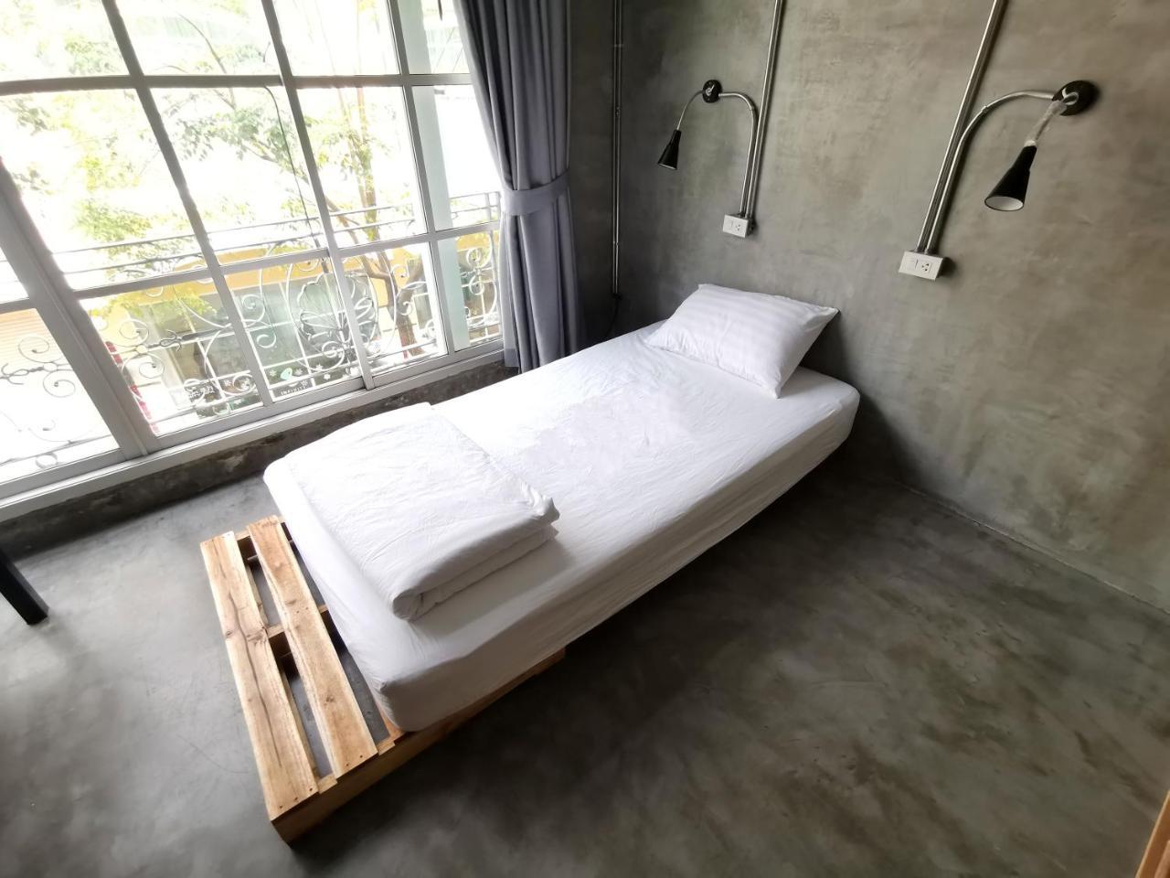 Urbanite Hostel バンコク都 エクステリア 写真